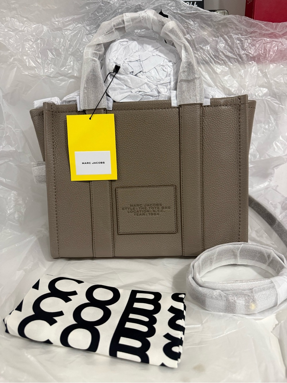 NWT Marc Jacobs The Leather Medium Tote Bag cement - Picture 2 of 7